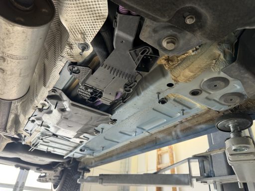 Unterboden nach dem Abnehmen der seitlichen Verkleidung