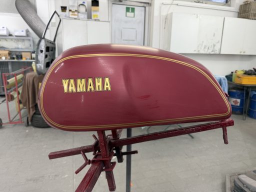 Yamaha Tank mit goldenem Schriftzug während der Sonderlackierung