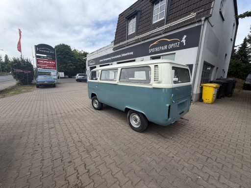 Seitenansicht des fertig restaurierten VW T2 Oldtimers