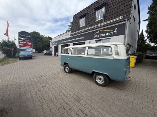 VW T2 in klassischer Blau-Weiß-Lackierung nach der Restaurierung