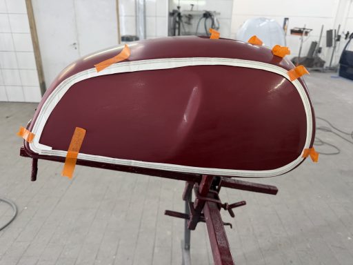 Abgeklebter Yamaha Motorradtank für die Gestaltung goldener Linien