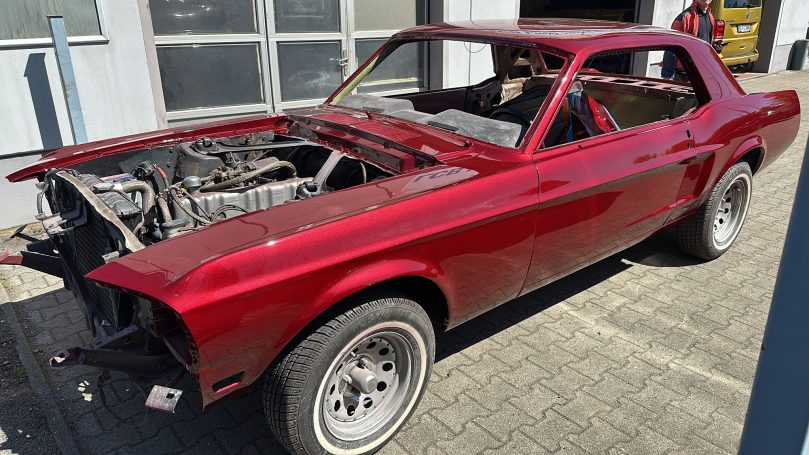 Rote Mustang-Karosserie mit lackiertem Kotflügel und Tür vor dem Zusammenbau