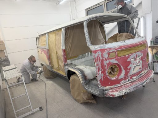 Frontansicht des VW T2 vor Grundierung und Lackaufbau
