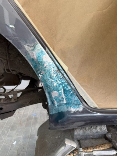 Freigelegte Blechfläche am hinteren Radlauf während der Instandsetzung