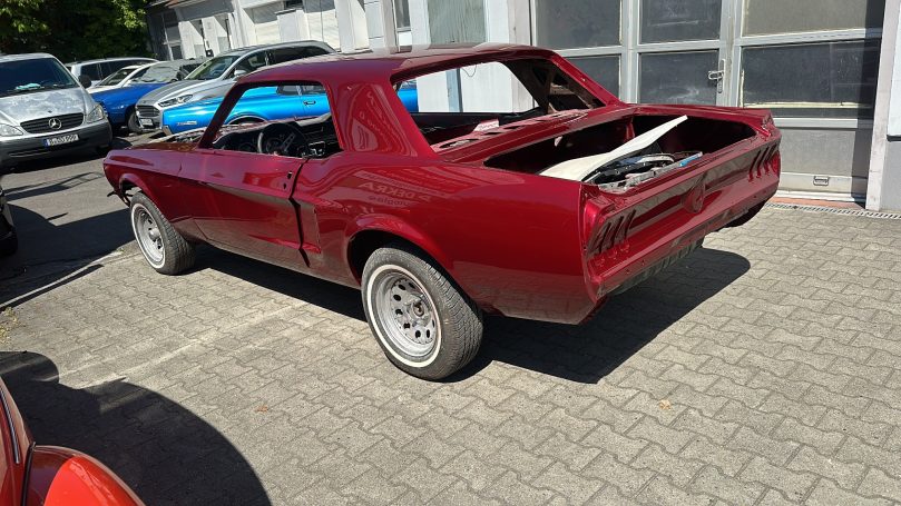Ford Mustang nach der Lackierung in schräger Heckansicht ohne Scheiben und Anbauteile