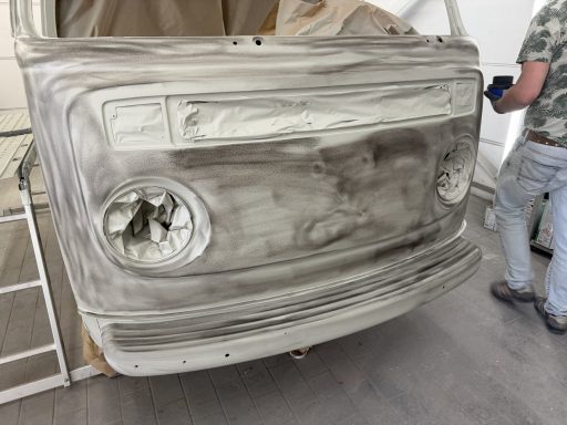 Seitenansicht des VW T2 nach Epoxygrundierung und Füller