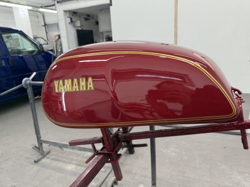 Fertig lackierter Yamaha Tank in Bordeaux und Gold