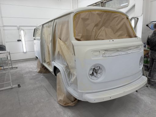 VW T2 im Zwischenstand der Oldtimerrestauration in Berlin