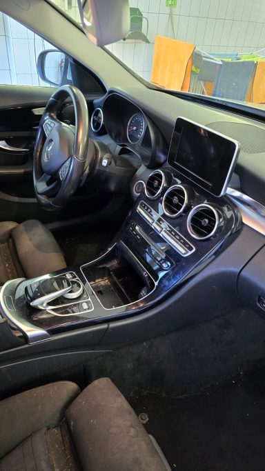 Verschmutztes Cockpit und Mittelkonsole vor der Innenreinigung