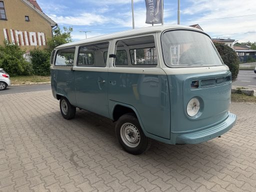 VW T2 Oldtimer nach Zweifarblackierung in Berlin