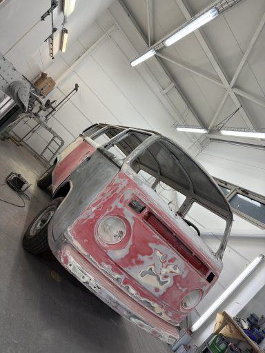 VW T2 Tür vor der Oldtimerrestauration in Berlin