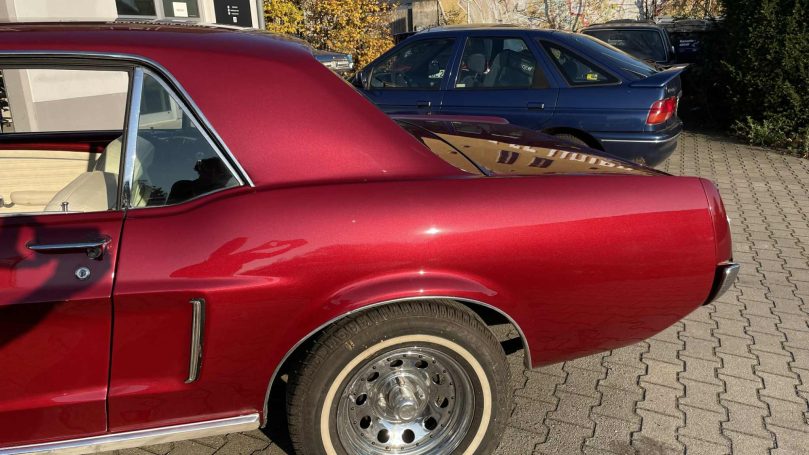 Rote hintere Seitenpartie des Ford Mustang mit sichtbarer Effektlackierung