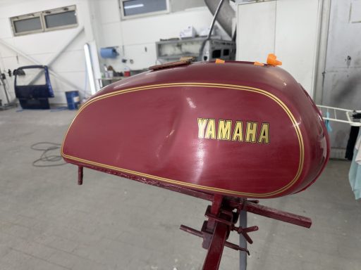 Yamaha Tank mit goldenen Details vor dem glänzenden Finish