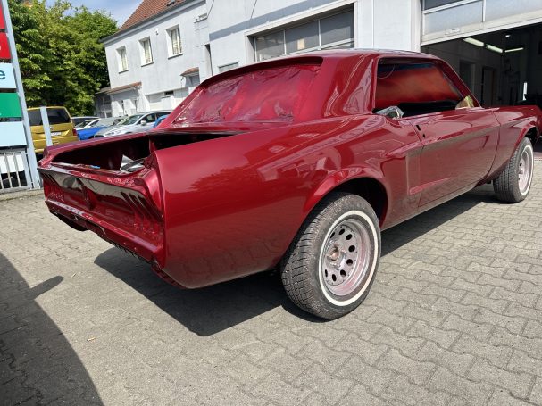 Rot lackiertes Heck des Ford Mustang ohne Heckscheibe, Leuchten und Kofferraumdeckel