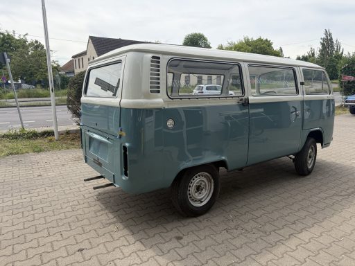 Fertig restaurierter VW T2 in Blau und Weiß bei Spotrepair Opitz