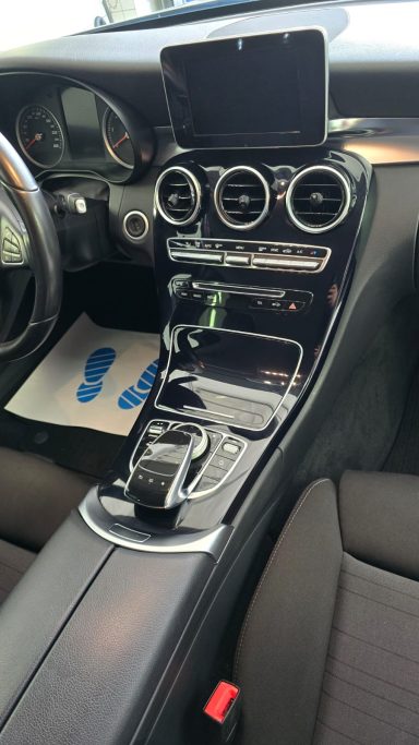 Gereinigte Mittelkonsole und Cockpit nach der Innenreinigung