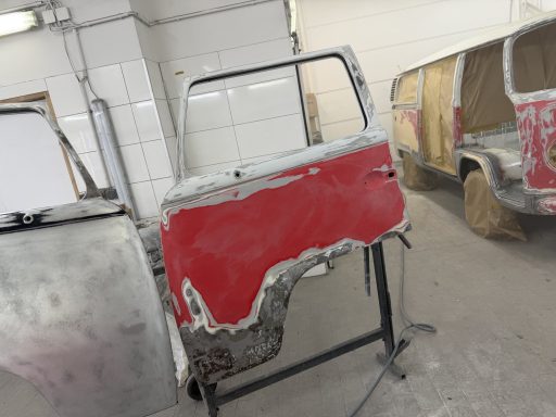 Innen- und Karosseriearbeiten am VW T2 während der Restaurierung