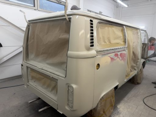 Heckansicht des grundierten VW T2 vor der Lackierung