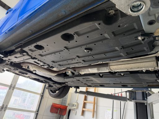 Fahrzeugunterboden mit montierter Kunststoffverkleidung auf der Hebebühne