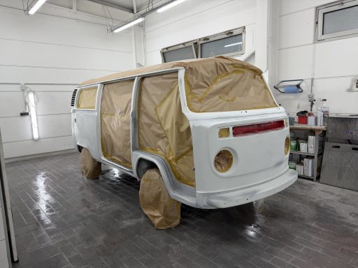 VW T2 vollständig grundiert vor dem Füllerauftrag