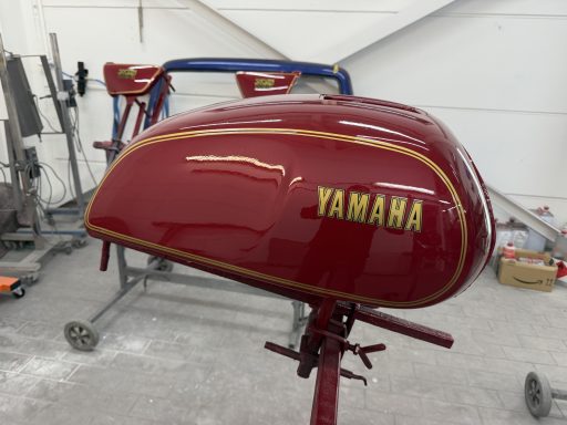 Hochglänzende Designlackierung am Yamaha Motorradtank