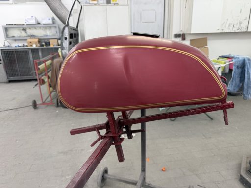 Yamaha Motorradtank mit goldenen Zierlinien im Lackaufbau