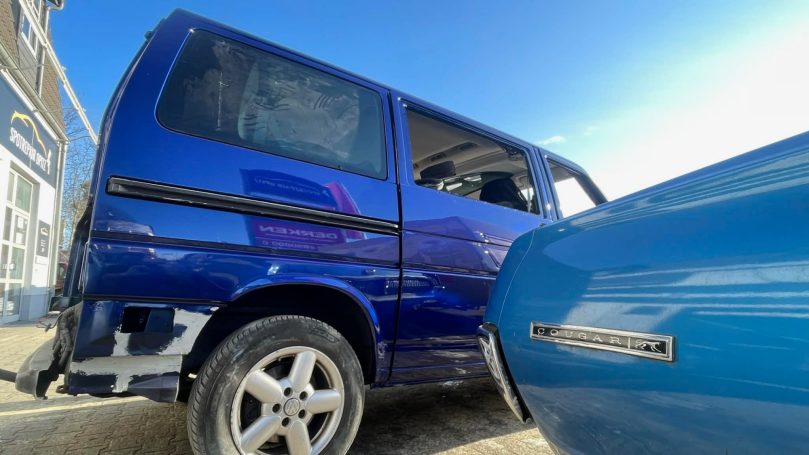 Blau lackierte hintere Seitenpartie des VW T4 im Sonnenlicht