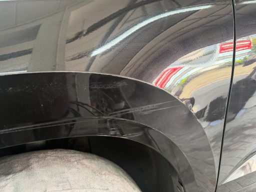 Detail der Kratzer und Verformung am vorderen Radlauf