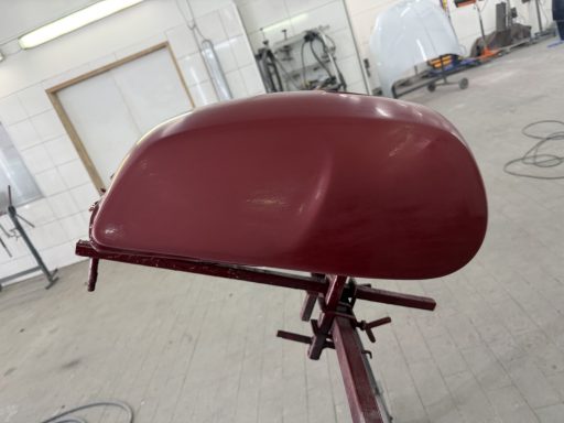 Vorbereiteter Yamaha Motorradtank in tiefrotem Farbton