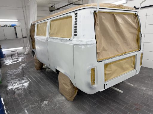 VW T2 Karosserie mit Epoxygrundierung in der Werkstatt