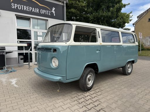Restaurierter VW T2 vor der Werkstatt von Spotrepair Opitz