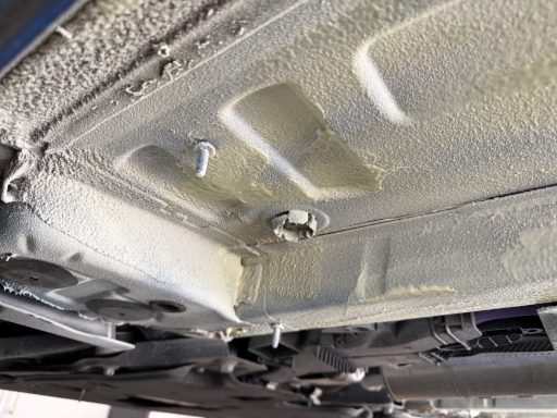 Detail der Konservierung auf Bodenblech und Verstärkungsprofil
