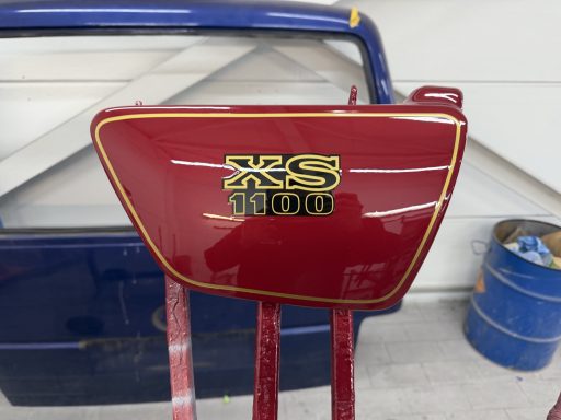 Glänzend lackierter XS 1100 Seitendeckel nach Sonderlackierung