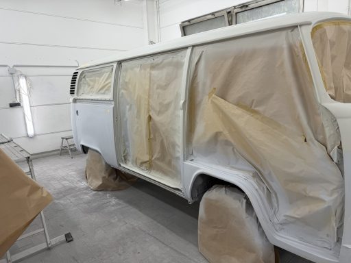 Front des VW T2 nach Karosserievorbereitung und Epoxygrundierung