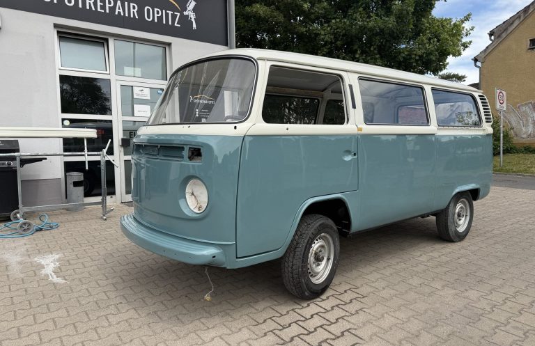 Oldtimerrestauration Restaurierter VW T2 in Blau und Weiß vor der Werkstatt
