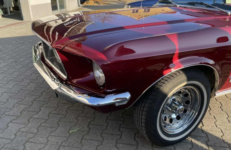 Fahrzeuglackierung – Ford Mustang Ford Mustang nach der Lackierung in einem roten Eigenmisch-Farbton mit Xirallic-Pigmenten