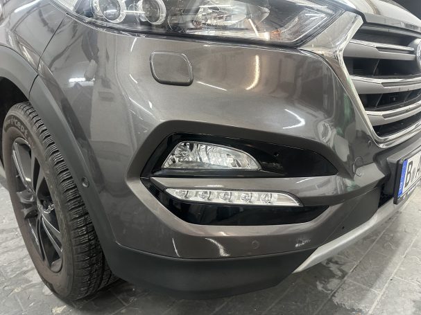 Ergebnis nach der Reparatur Graue vordere Stoßfängerecke nach der Lackreparatur mit montierten Leuchten