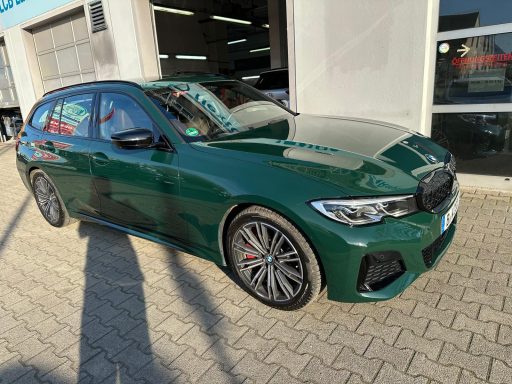 Grüner BMW Touring vor der Werkstatt als Arbeitsbeispiel zur Keramikversiegelung