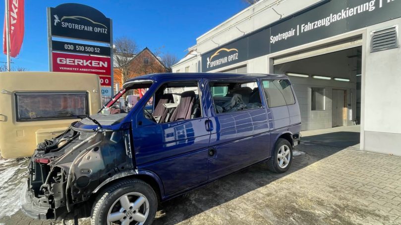 VW T4 in BMW San Marino Blau vor der Werkstatt, noch ohne Frontanbauteile